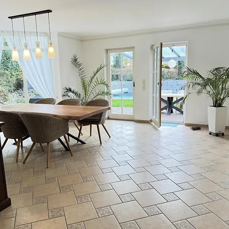 Luxurioeses Mit Garten